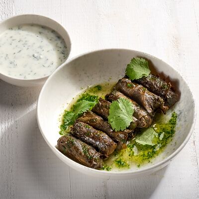 Долма с мясом ягненка и чесночным соусом в Самовар по цене 650 ₽