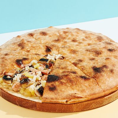 Домашняя с курицей и грибами пицца 30 см в Ostrov по цене 937 ₽