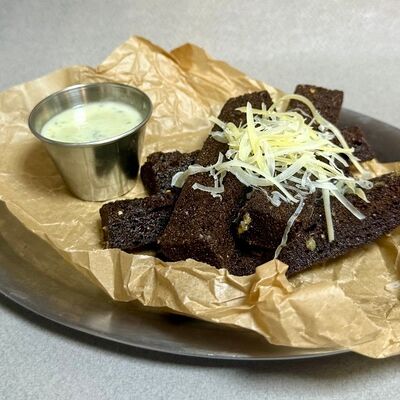 Чесночные гренки из багета с соусом блю чиз в Oasis по цене 300 ₽