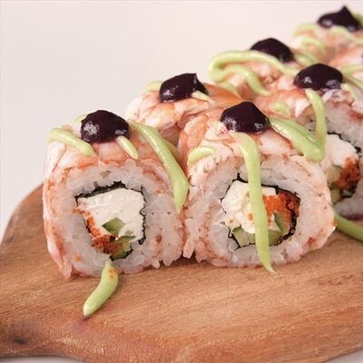 Ролл с креветкой и клубничной пудрой 235гр в Kitchen lab по цене 590 ₽