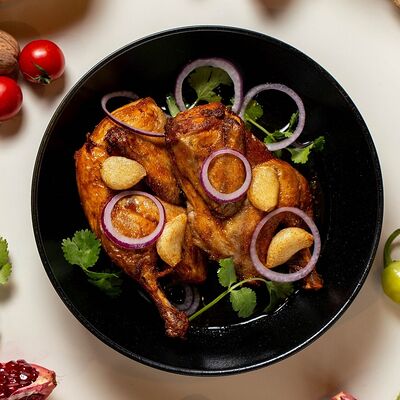 Цыпленок по-ливански с чесноком, хумусом и лепешкой в Бакладжан по цене 890 ₽