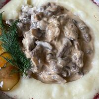 Бефстроганов из говядины с картофельным пюре в Koster