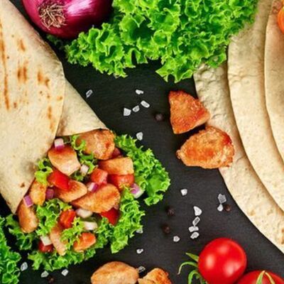 Шаверма Цезарь Курица в ФастФуд 34 - Кафе на Юности по цене 375 ₽