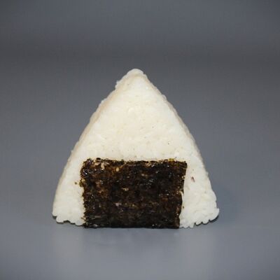 Онигири с крабом в Chicken & Roll по цене 144 ₽