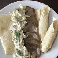 Телячий язык под сливочно-грибным соусом в Берлога
