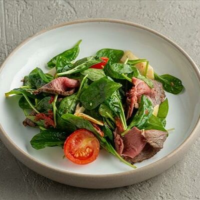 Зеленый салат с нежным ростбифом в United Butchers по цене 570 ₽