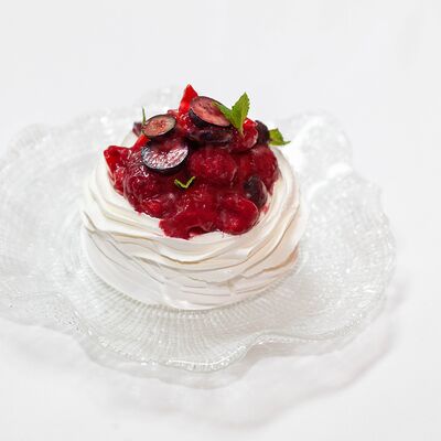 Павлова с кремом маскарпоне, малиновым соусом и ягодами в Ivanka по цене 1500 ₽