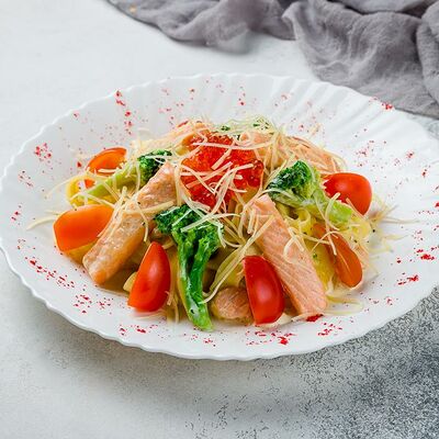 Феттучини с лососем в King WokRoll по цене 480 ₽