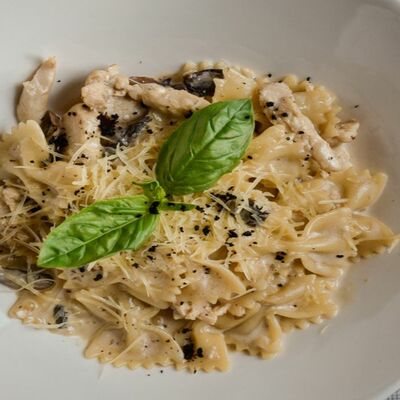 Паста с курицей и грибами в Тревеллерс кофе по цене 489 ₽