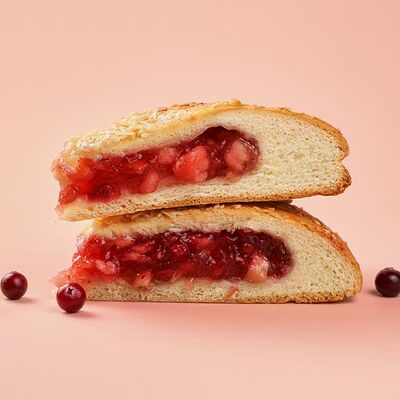 Пирог с яблоком и брусникой в Люди Любят по цене 104 ₽