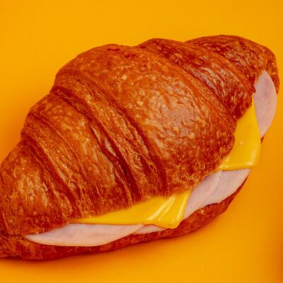 Круассан с мортаделлой и сыром в Coffee Machine по цене 420 ₽