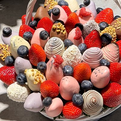 Корзина клубники в шоколаде нежностьв Клубника в шоколаде Simple Berry по цене 15670 ₽