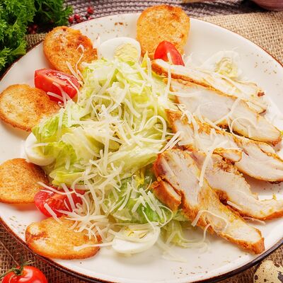 Салат Цезарь с курицей в Приключения Шурика по цене 610 ₽