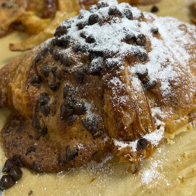 Шоколадно-миндальный круассанв Круассан пекарня по цене 305 ₽