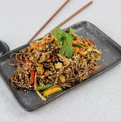 Соба с морепродуктами в устричном соусе в SUSHI GO по цене 589 ₽