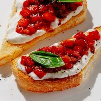 Брускетта со страчателлой и томатами в PioPizza