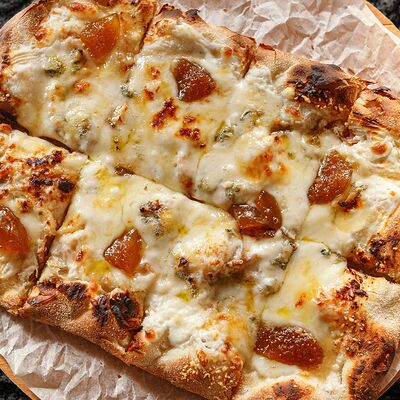 Пинца четыре сыра с инжирным вареньемв Молодость по цене 720 ₽