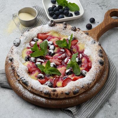 Сладкая пицца с рикоттой и свежими ягодами в Zanzara osteria по цене 490 ₽