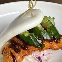 Бао с хрустящим цыпленком и азиатскими огурчиками в More More