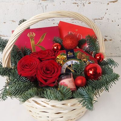 Новогодняя корзинка с цветами, чаем и конфетами в Buketonline - Съедобные букеты и клубника в шоколаде по цене 6589 ₽