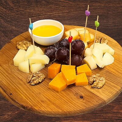 Тарелка фермерских сыров с Вотчины Деда Мороза в Устюг Великий по цене 590 ₽