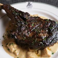 Розовая телятина на кости в Torro Grill