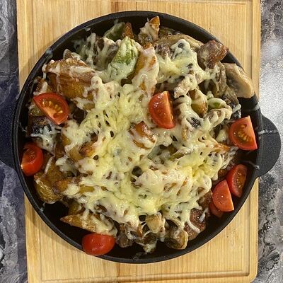 Сковородка по-русски с курицей в Суши-бар Макото по цене 700 ₽