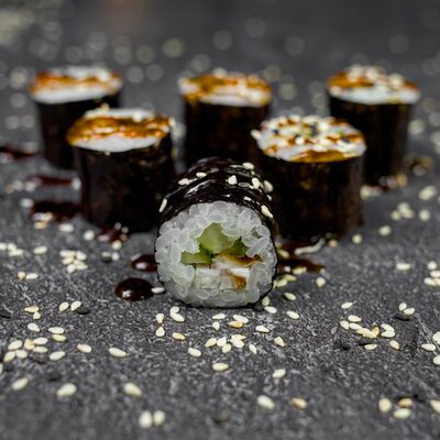 Маки угорь-огурец в Restobar Первый & Ресторан доставки Личный повар по цене 249 ₽