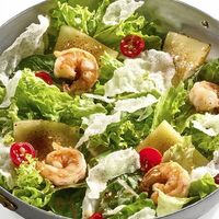 Салат с креветками и жареным сулугуни в Сакура