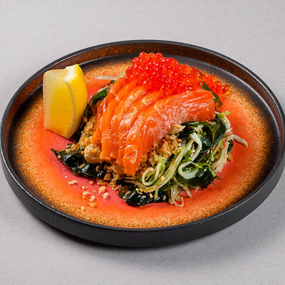 Салат с лососем в Планета Суши по цене 790 ₽