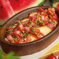 Запеченный копченый сулугуни с томатами и свежим арбузом в Мушмула