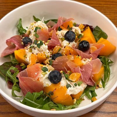 Салат Хурма со страчателлой и прошутто в Ярды Superbar по цене 700 ₽