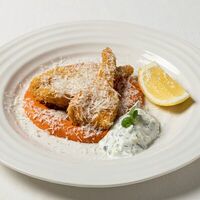 Хрустящие артишоки с мухаммарой, пармезаном и соусом дзадзики в Gallery to go