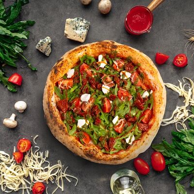 Острая пицца с вяленными помидорами и рукколой в Наша пицца по цене 4190 ₸