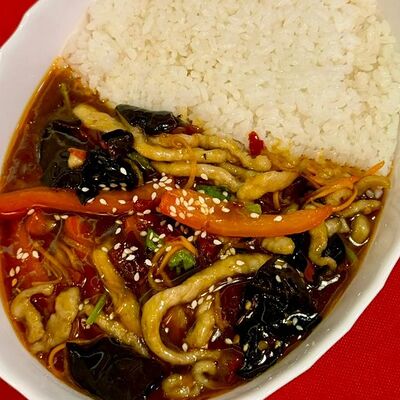 Свинина Юйсян с чесночным рисом в Китайская столовая по цене 569 ₽