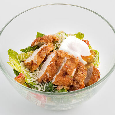 Цезарь с курицей и яйцом-пашот в Udcкафе Upside Down Cake по цене 620 ₽