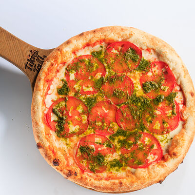 Пицца Томаты Песто 28см в Семейный ресторан Tiki&Taki по цене 700 ₽