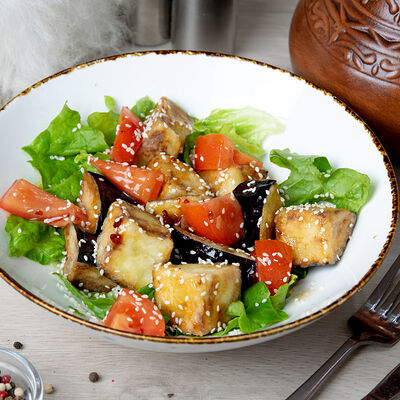 Салат с хрустящими баклажанами в Папаха по цене 427 ₽