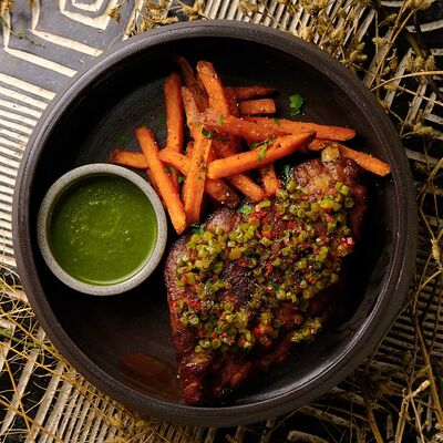 Томленые свиные ребра с бататом и соусом чимичурри в Zanzibar по цене 990 ₽