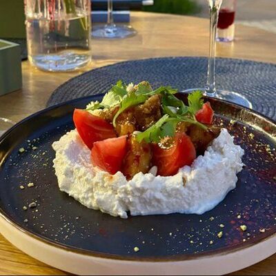 Салат из хрустящих баклажанов на подушке из взбитого адыгейского сыра в La Vida loca по цене 650 ₽