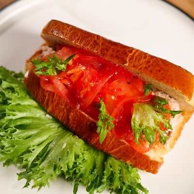 Полубриошь с яйцом бенедикт, соусом беарнез и беконом в Butik по цене 515 ₽