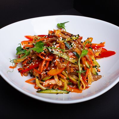 Салат Пикантный с говядинойв Рябинушка по цене 430 ₽