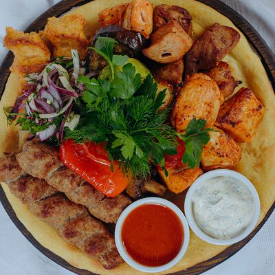 Ассорти шашлыков с овощами гриль (большое) в Роланд по цене 5800 ₽