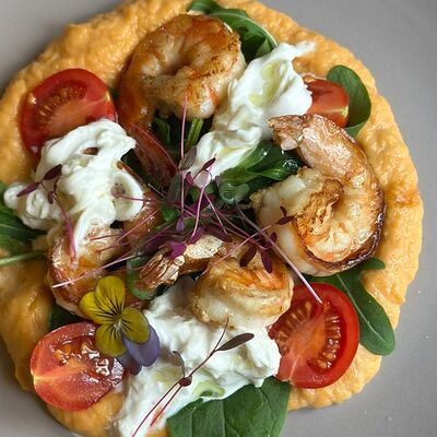 Салат с креветкой и сыром страчателла с кремом из батата в Жаба по цене 850 ₽