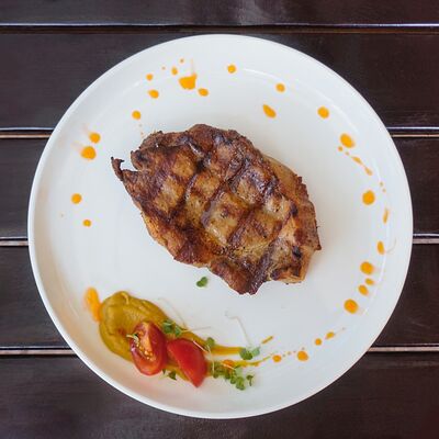 Стейк из cвинoй шеи в Цех этого города по цене 518 ₽