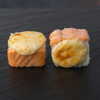 Запечённый ролл Филадельфия в Sushi house