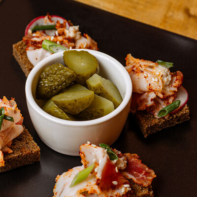 Бородинский хлеб с грудинкой и огурцом в ЛЕЛЬКОВ & Kitchen по цене 492 ₽