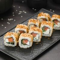 Ролл Бонито с лососем в OMAKASE SUSHI ROLLS