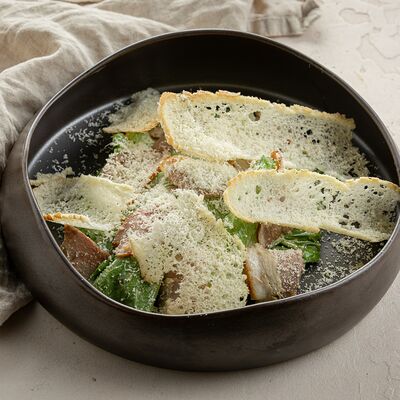 Цезарь с подкопчённой утиной грудкой в Brasserie Kriek по цене 860 ₽