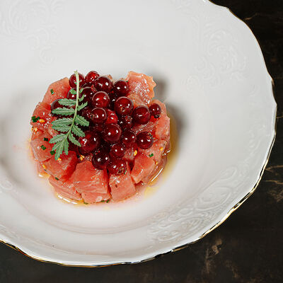 Тартар из тунца, красная смородина и шисо-соус в Гвидон по цене 1250 ₽